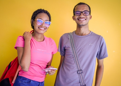 Jóvenes estudiantes universitarios