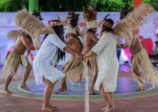 profesores bailando en el Encuentro Folclórico y Cultural del Magisterio Colombiano