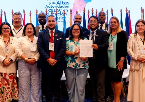 Ministro de Educación encargado, Ricardo Moreno con delegación de ministros de educación superior de Latinoamérica y el Caribe con el documento firmado