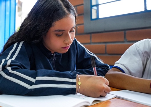 Niña y mamá leyendo un cuento
