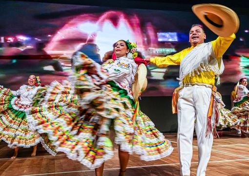 Maestros del Tolima bailando en el Encuentro Folclórico y Cultural del Magisterio Colombiano