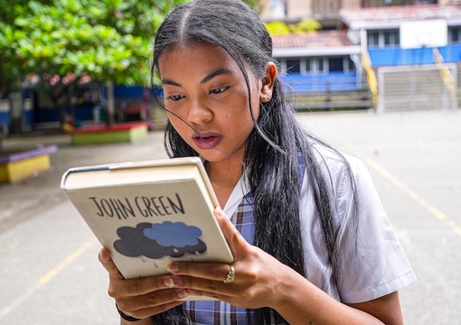 Estudiante leyendo un libro