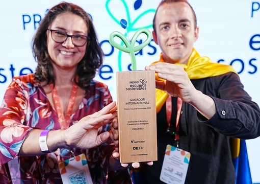 Foto de profesores recibiendo premio escuelas sostenibles en brasil