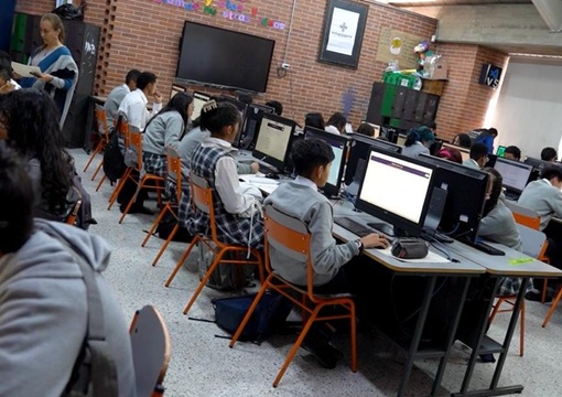 niños presentando las pruebas ‘Quiero Ser, Quiero Saber’