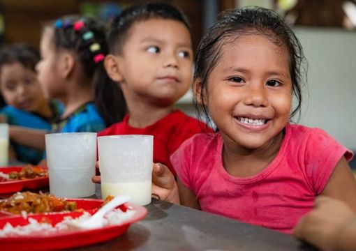Niña disfrutando del PAE en Cartago valle del cauca
