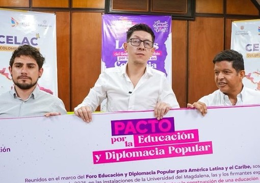 Ministro de Educación Daniel Rojas en la firma del Pacto del Foro Educación y Diplomacia Popular para América Latina y el Caribe