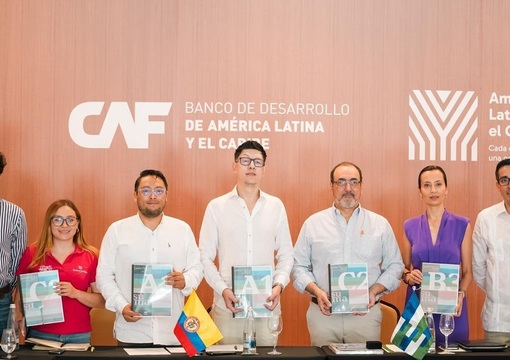 Ministro de educación Daniel rojas y personas de la CAF