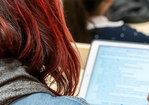 Mujer escribiendo en computador
