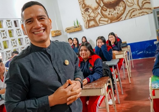 Profesor en salón de clases