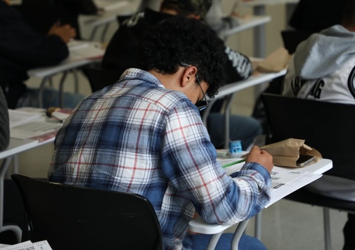 Estudiante presentando prueba