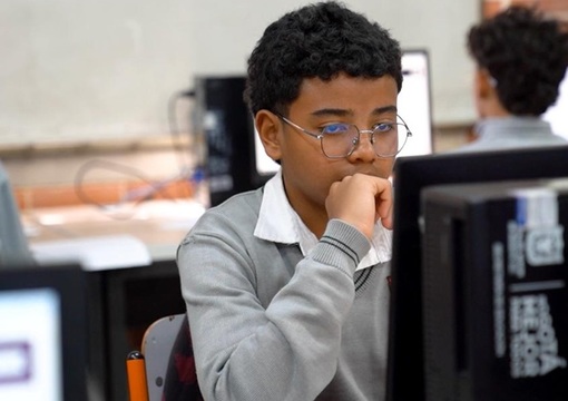 Niño realizando las pruebas de Quiero Ser, Quiero saber