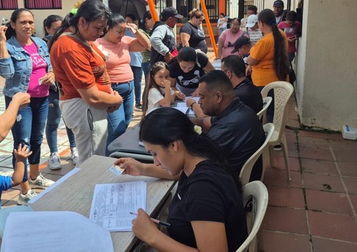 Personas reclamando sus alimentos en el Catatumbo