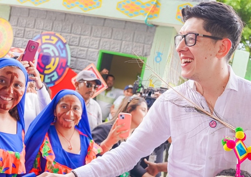 ministro de educacion saluda a estudiantes de la guajira