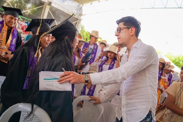395 estudiantes se graduaron de bachilleres en 11 zonas rurales de La Guajira gracias al Gobierno del Cambio