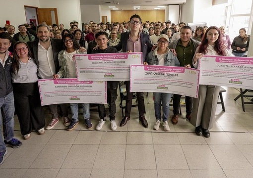 Ministro de Educación Daniel Rojas con beneficiarios de condonaciones
