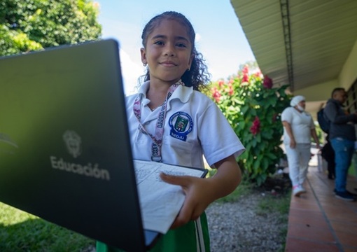 niña mirando a la cámara para campaña de matriculas del Ministerio de Educación