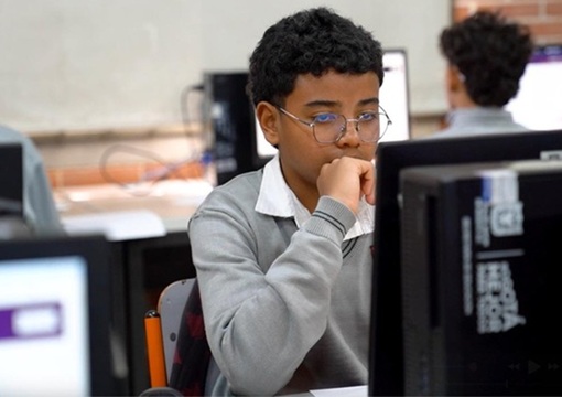 niño mirando a la cámara para campaña de matriculas del Ministerio de Educación