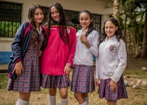 niñas mirando a la cámara para campaña de matriculas del Ministerio de Educación