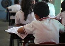 Niño en salón de clases para campaña de matriculas del Ministerio de Educación