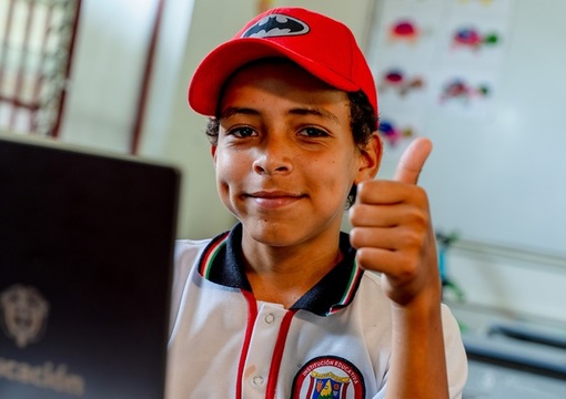 niño mirando a la cámara para campaña de matriculas del Ministerio de Educación