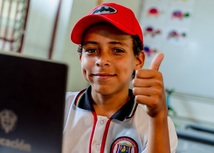 niño mirando a la cámara para campaña de matriculas del Ministerio de Educación