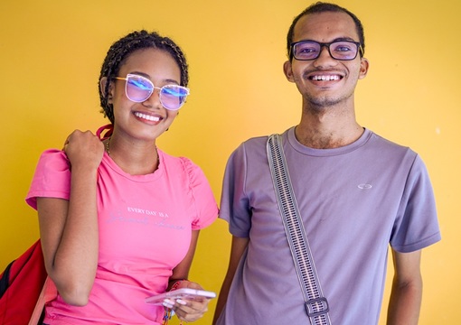 Jóvenes sonriendo a la cámara