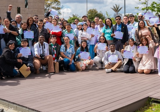 Foto de los ganadores y familiares del concurso de escritura