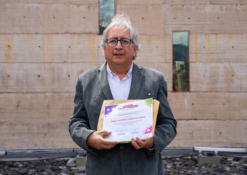 Foto de ganador del concurso nacional de escritura