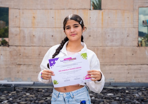Foto de ganadora del concurso nacional de escritura