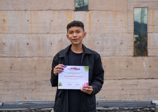 Foto de ganador del concurso nacional de escritura