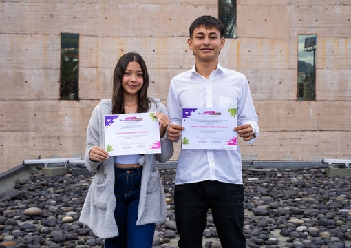 Foto de ganador del concurso nacional de escritura
