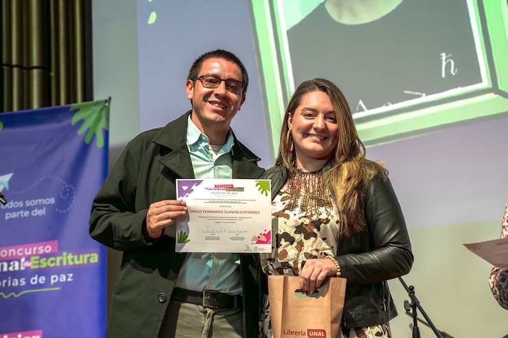 Foto de ganador del concurso nacional de escritura