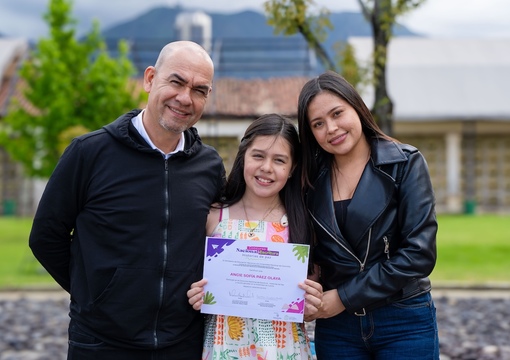 Foto de ganadora del concurso nacional de escritura