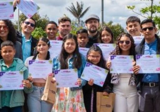 Foto grupal de ganadores del concurso nacional de escritura
