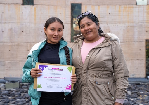 Foto de ganadora del concurso nacional de escritura