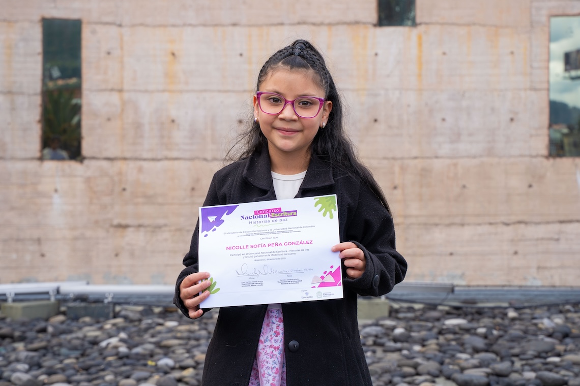 Foto de ganadora del concurso nacional de escritura