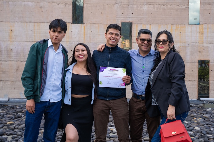 Foto de ganador del concurso nacional de escritura