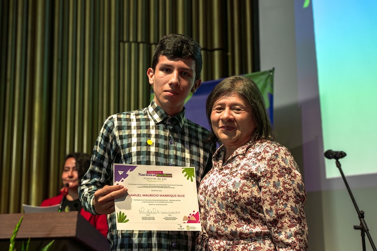 Foto de ganador del concurso nacional de escritura