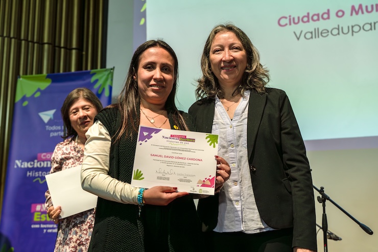 Foto de mama de ganador del concurso nacional de escritura
