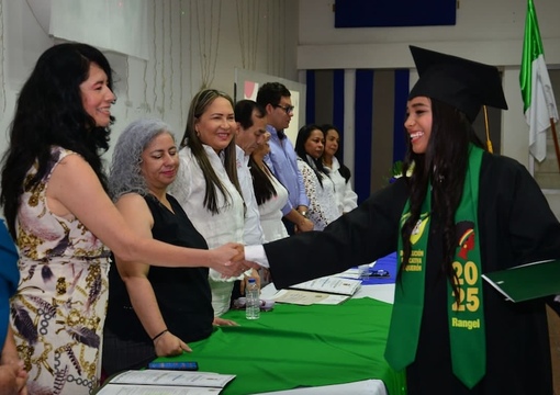estudiante graduandose de bachillerato