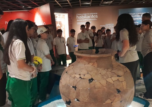 Jóvenes de Institución Educativa con Centro de Interés de Historia