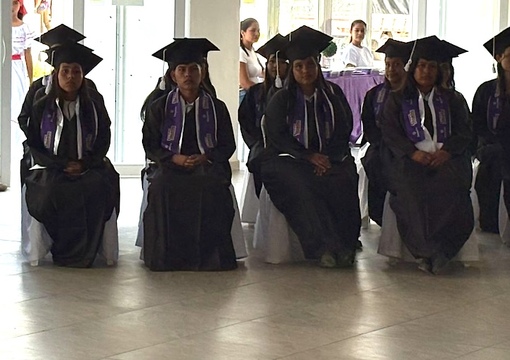 foto de estudiantes graduandose