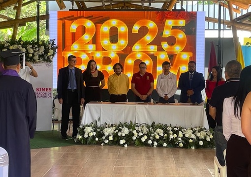 foto de estudiantes graduandose