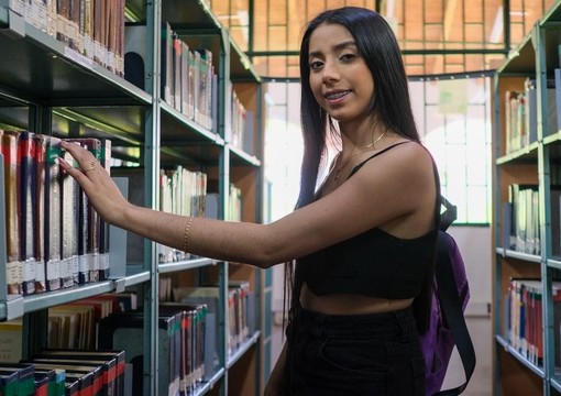 estudiante en biblioteca