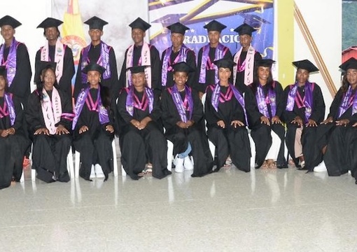 estudiantes graduandose de bachillerato