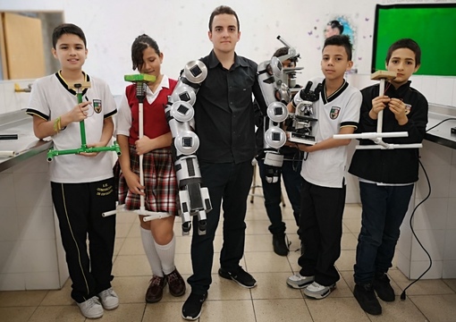 docente con estudiantes en salon de clases