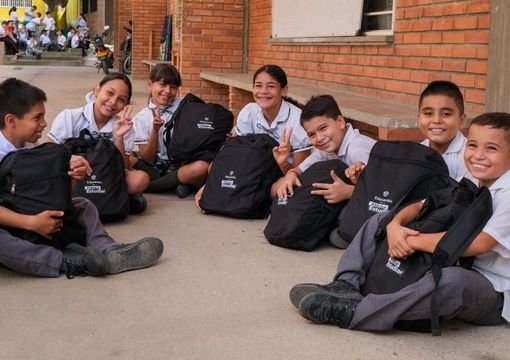 Niños disfrutando de los kits escolares entregados por el Ministerio de Educación, en cabeza del presidente Gustavo Petro