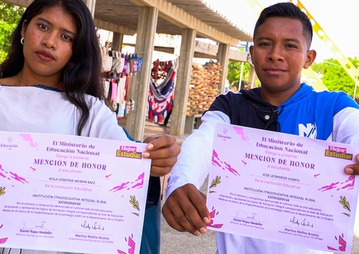 estudiantes graduandose de bachillerato