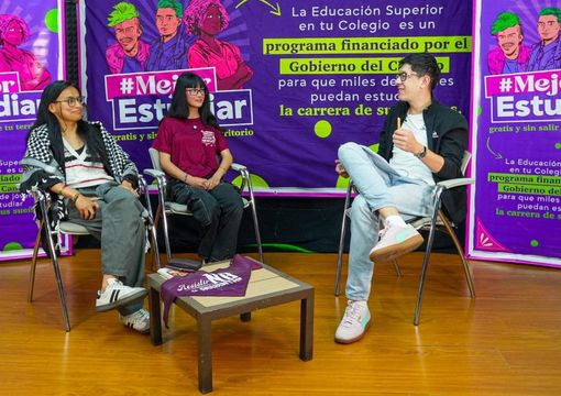Ministro de Educación Daniel Rojas junto a dos niñas estudiantes