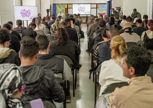 jóvenes que asistieron al evento de condonación de créditos del Icetex